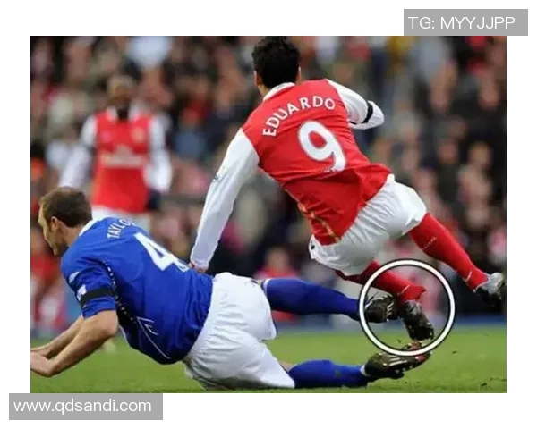 足球明星膝盖意外重伤碎成九块赛季前景堪忧球迷心痛不已 足球明星膝盖意外重伤碎成九块赛季前景堪忧球迷心痛不已