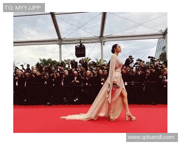 戛纳红毯星光熠熠足球明星齐聚展现魅力风采