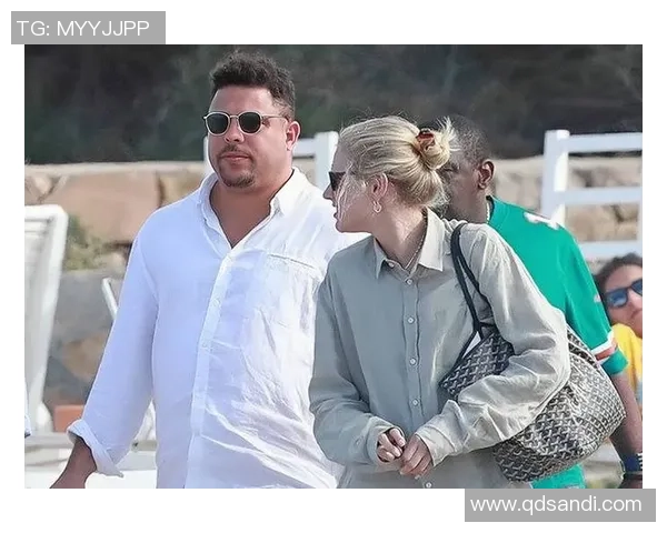 足球明星与女友的甜蜜生活揭秘与浪漫瞬间分享